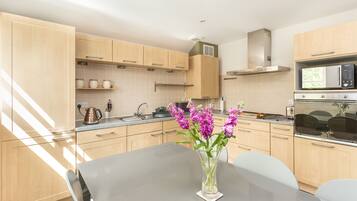 Apartment, Multiple Beds | Private kitchen | Fridge, microwave, oven, stovetop