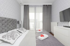 アパートメント 1  ベッドルーム バルコニー | 1 室のベッドルーム、ベッドシーツ