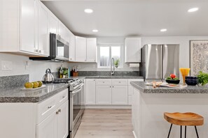 Frigorífico, microondas, horno y placa de cocina