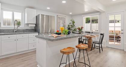 Beautiful Remodeled Condo With Patio Near West Beach