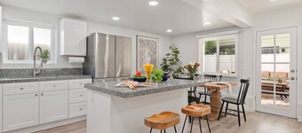 Beautiful Remodeled Condo With Patio Near West Beach