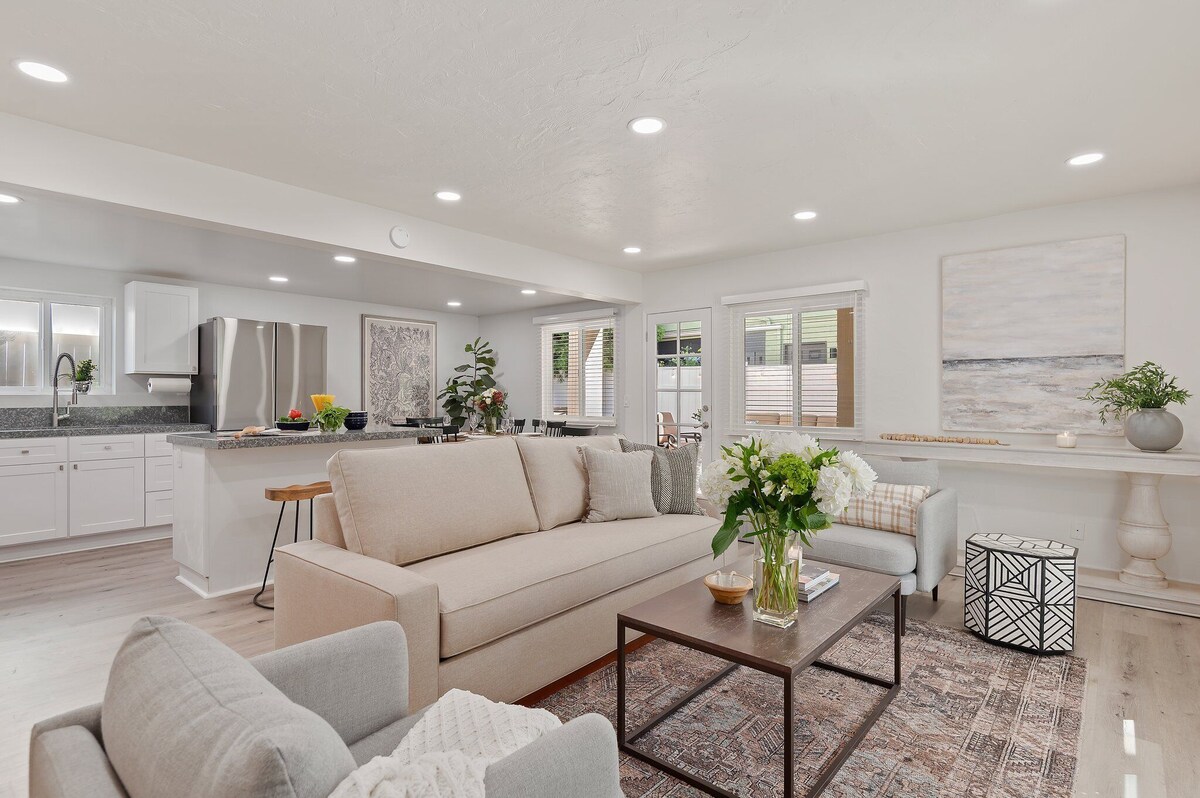 Beautiful Remodeled Condo With Patio Near West Beach