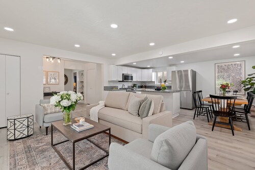 Beautiful Remodeled Condo With Patio Near West Beach