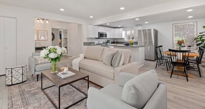 Beautiful Remodeled Condo With Patio Near West Beach