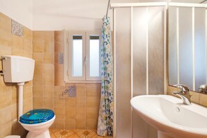 A bathroom with a toilet, sink, and shower curtain. - 2658 Appartamento Cecilia by Barbarhouse (Porto Cesareo)