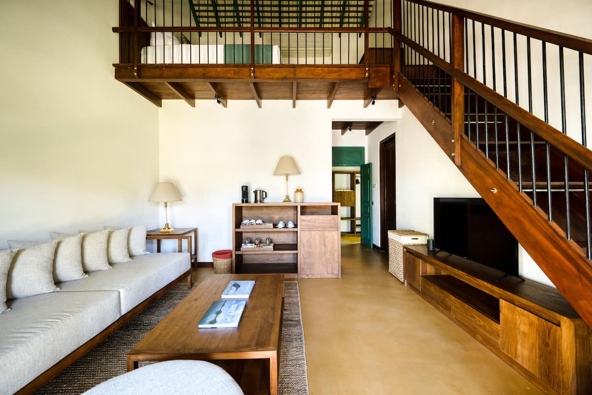 Suite familiar, 1 habitación, no fumadores, vistas a la piscina | Zona de estar | Una televisión LED