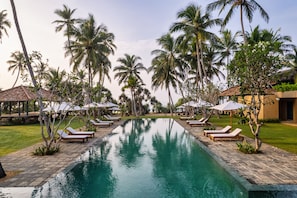 Outdoor pool, pool umbrellas, sun loungers -  Kayaam Wellness (Rekawa)