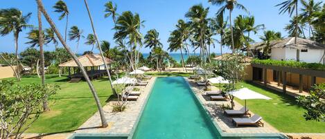 Chambre Deluxe double, 1 trÚs grand lit, accÚs à la piscine | Piscine | Piscine extérieure, parasols, chaises longues