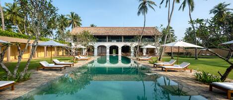 Piscine extérieure, parasols, chaises longues