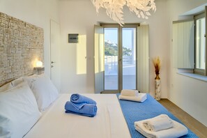 5 bedrooms, desk, iron/ironing board, free WiFi - Private Pool, Daily Maid Service, Private Helipad, Family Friendly (Paros)