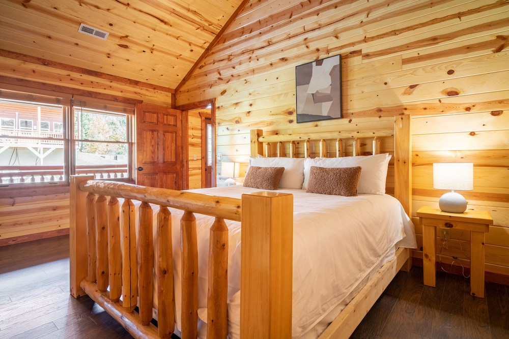 Ranger by AvantStay Mountain View Cabin with Private Pool, Hot Tub, and Patio Pigeon Vrbo