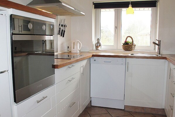 Een koelkast, een oven, een kookplaat, een vaatwasser