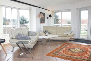 Een televisie en een stereo