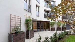 Un edificio moderno con un letrero que dice "DRACO" y una entrada protegida por una reja.