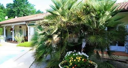 Air-conditioned gîte with access to the owners' swimming pool