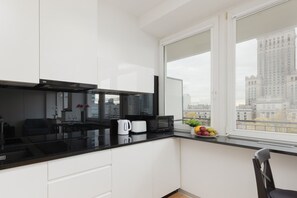 Réfrigérateur, micro-ondes, four, plaque de cuisson