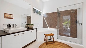 Bathtub, towels - Fifth Avenue 59 - Contemporary coastal haven (Anglesea)