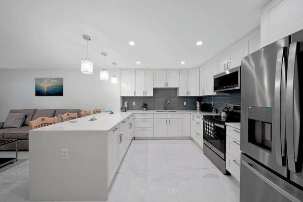 Kühlschrank, Mikrowelle, Ofen, Herdplatte