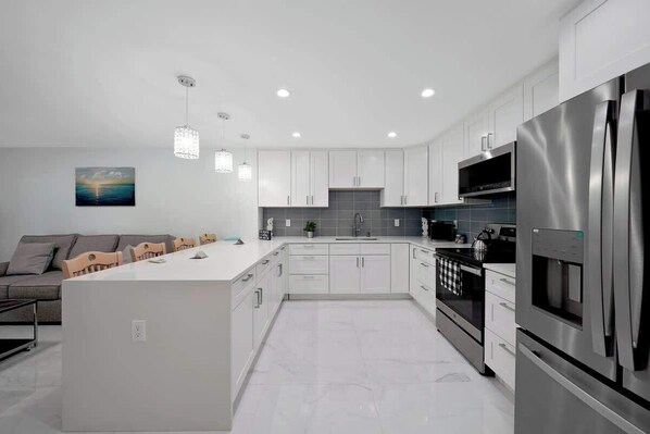 Frigorifero, microonde, forno, piano cottura