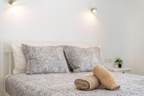 2 chambres, coffres-forts dans les chambres, fer et planche à repasser