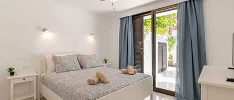 2 bedrooms, in-room safe, iron/ironing board, free WiFi