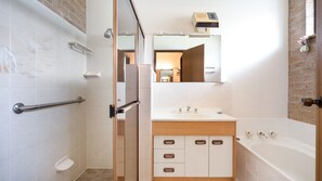 Une salle de bain moderne équipée d’une douche, de toilettes, d’un lavabo et d’une baignoire.
