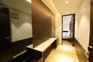 Grand Room | Premium bedding, down comforters, memory foam beds, minibar