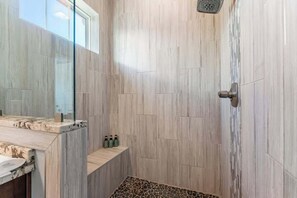 Dusche, Haartrockner, Handtücher, Shampoo