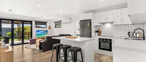 ثلاجة، ميكروويف، فرن، موقد طهي مسطح