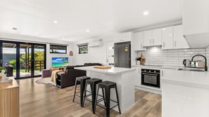 Refrigerador, microondas, horno y parrilla de estufa 