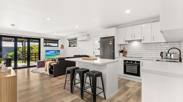 Køleskab, mikrobølgeovn, ovn, kogeplade