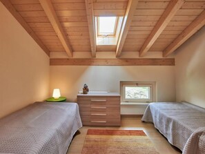4 bedrooms, desk, Internet