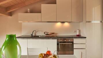 Kühlschrank, Mikrowelle, Ofen, Geschirrspüler