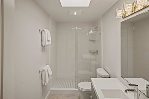 Baignoire, sèche-cheveux, serviettes fournies, shampoing