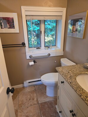 Combined shower/bathtub - The gardners Cottage 1 mile from long Island Sound - pet friendly (Clinton)