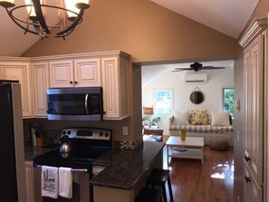 Fridge, microwave, oven, stovetop - The gardners Cottage 1 mile from long Island Sound - pet friendly (Clinton)