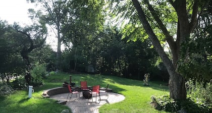The gardners Cottage 1 mile from long Island Sound - pet friendly