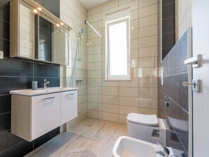 Apartment (Four Bedroom Holiday Home with Swimmi) | Bathroom | Shower, towels - Holiday Home Blue Dreams (Okrug)