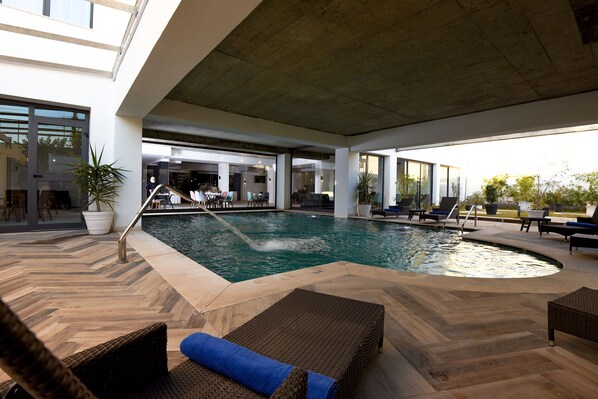 Una piscina cubierta