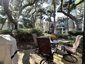 Outdoor dining - LUXURY VILLA STEPS FROM BEACH, POOL, & BIKING, SOUTH FOREST BEACH HILTON HEAD (Hilton Head Island)