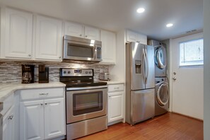 Refrigerador, microondas, horno y parrilla de estufa 