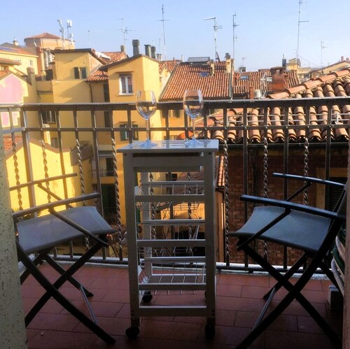 Casa nel Paradiso, apartment with balcony-historic center/Pratello