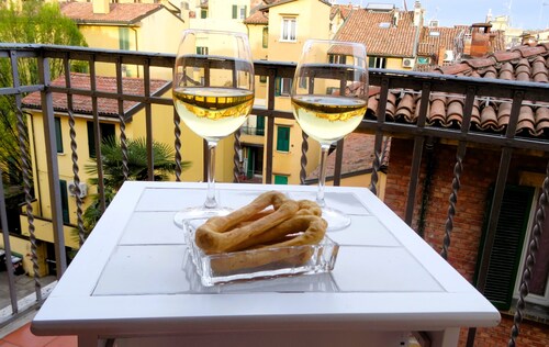 Casa nel Paradiso, apartment with balcony-historic center/Pratello