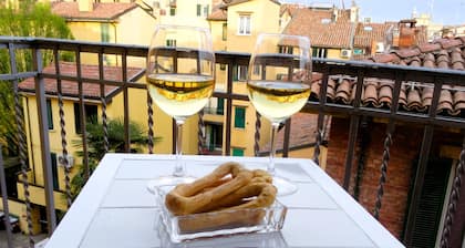 Casa nel Paradiso, apartment with balcony-historic center/Pratello