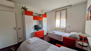 2 habitaciones, tabla de planchar con plancha y cuna de viaje 