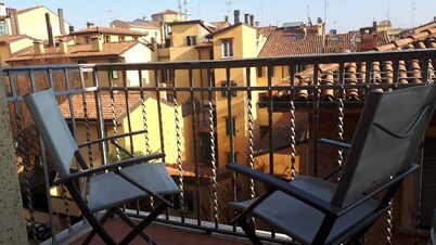 Casa nel Paradiso, apartment with balcony-historic center/Pratello
