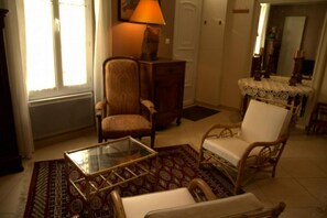 Interior - Saloon House (Saintes)
