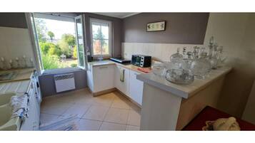 Fridge, stovetop, coffee/tea maker, electric kettle