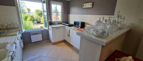 Fridge, stovetop, coffee/tea maker, electric kettle