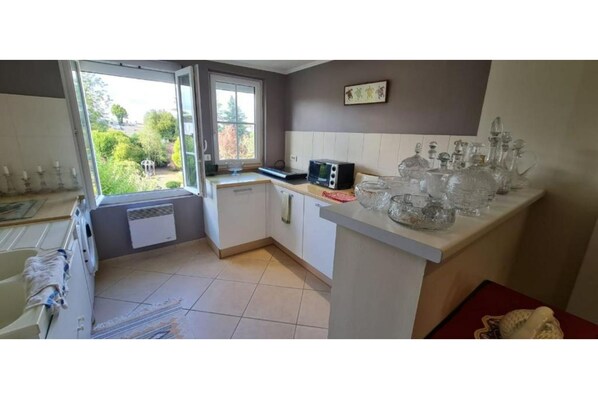 Réfrigérateur, plaque de cuisson, cafetière/bouilloire